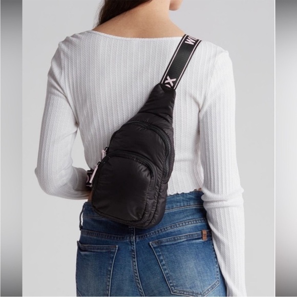 NWT WILDFOX Sling Logo Shoulder Bag Black/Pink. - Picture 2 of 14